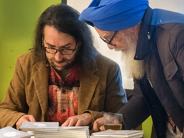 Manuel Pereda dedica el libro de haikus De la rama al vacío al matemático y artista Arvinder Bawa