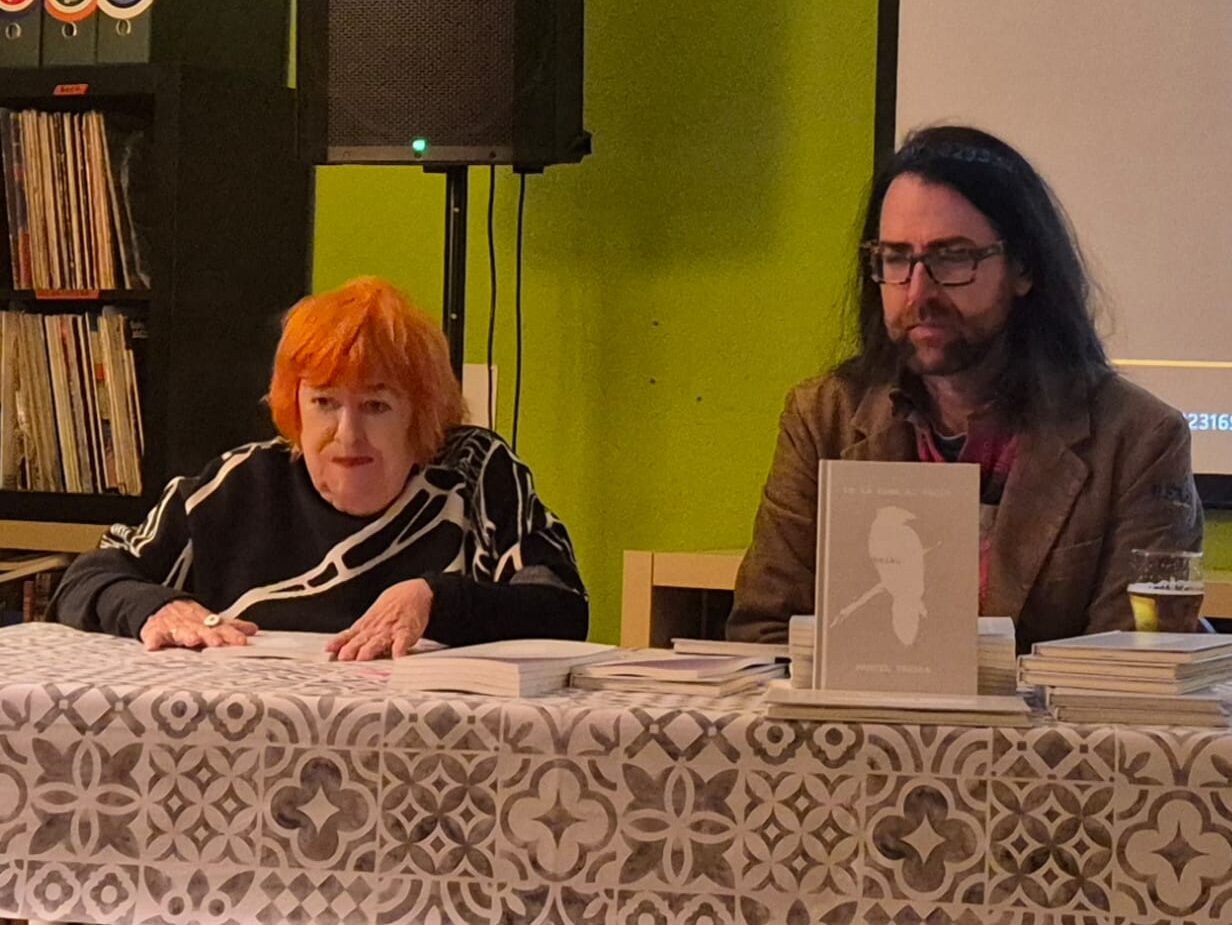 La crítica literaria Rosa Pereda y el autor Manuel Pereda en la presentación | De la rama al vacío | en Eureka Santander