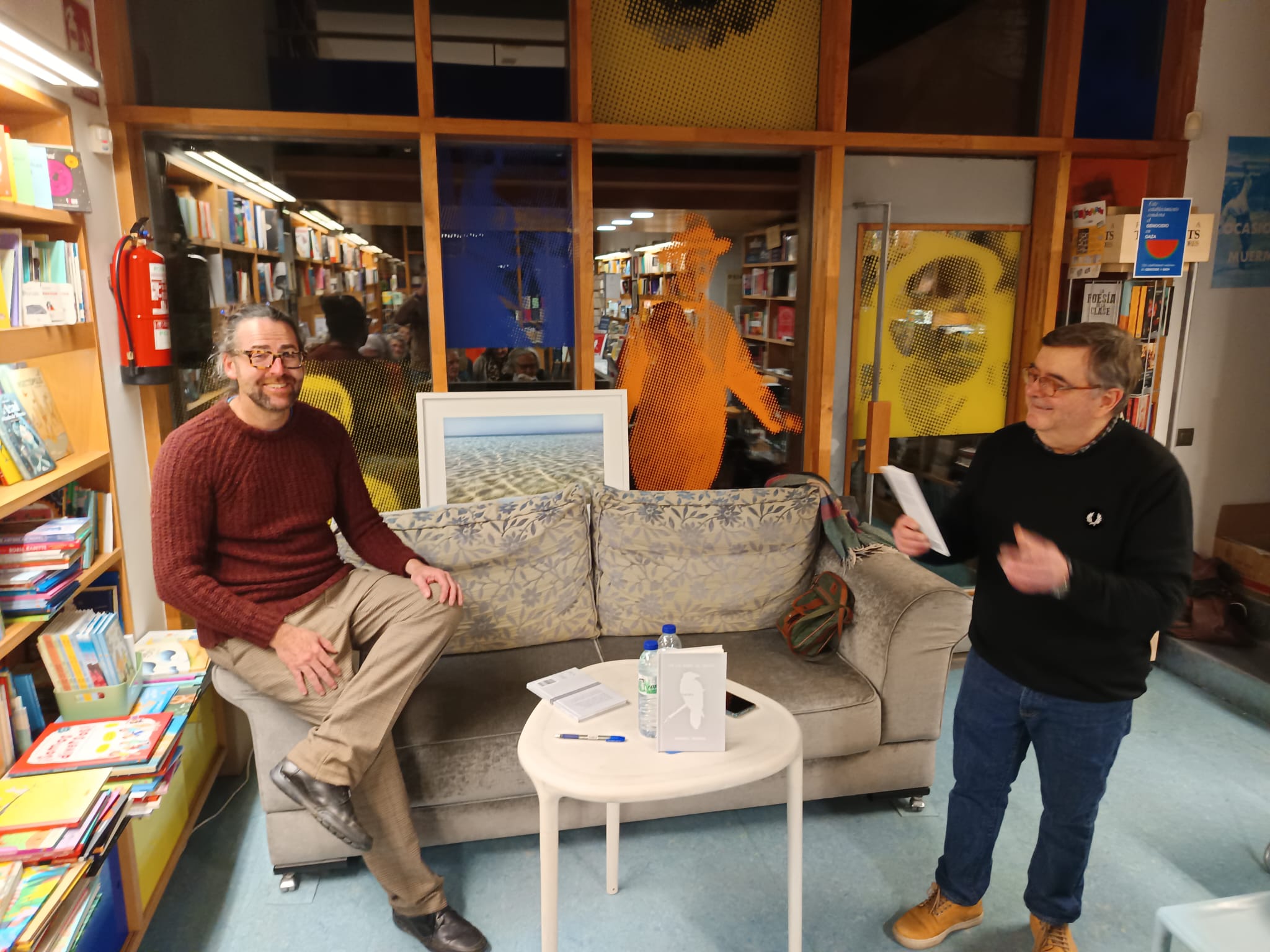 Adolfo L. Cayon (izq.) inicia la presentación del libro de haiku De la rama al vacío de Manuel Pereda (dch.) en librería Dlibros