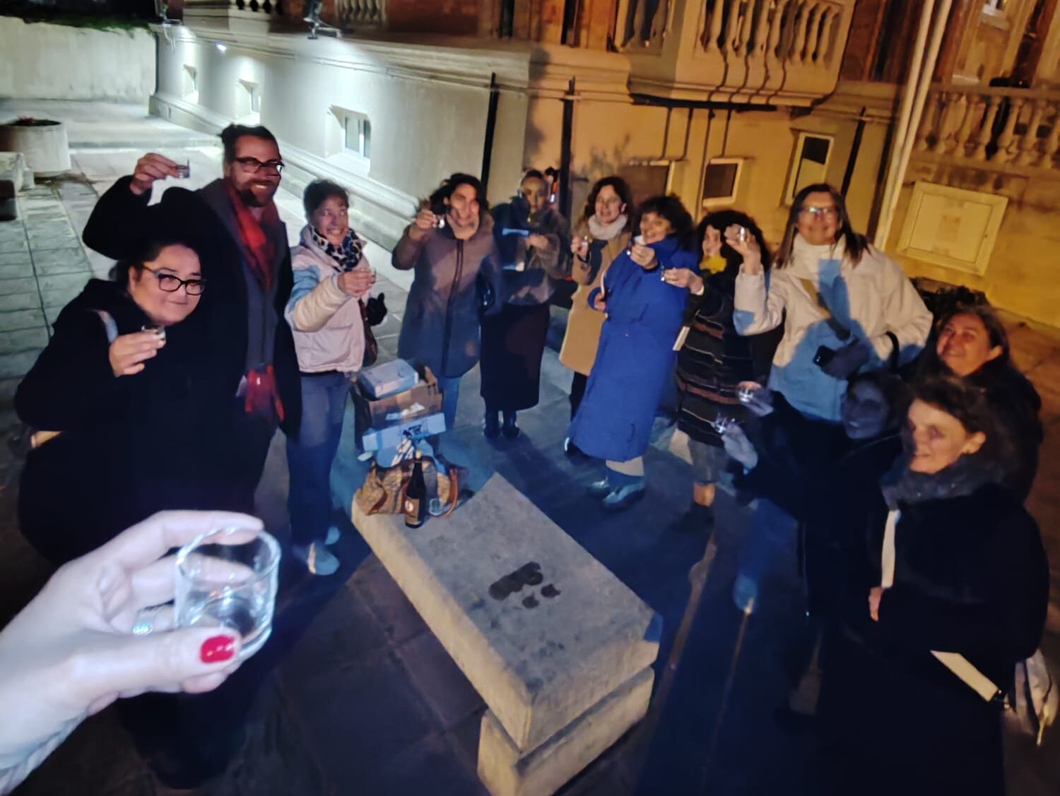 Brindando con Sake en la presentación del libro de Haiku De la rama al vacío, de Manuel Pereda en La Residencia Castro Urdiales